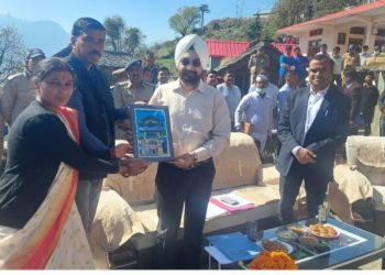 बड़ी खबर : मुख्य सचिव एसएस संधू पहुंचे उत्तरकाशी के रैथल गांव। ग्रामीणों ने किया भव्य स्वागत