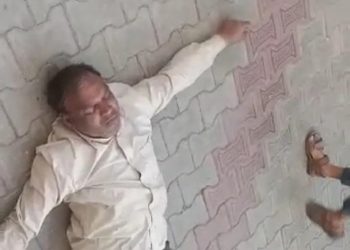 वायरल वीडियो: बच्चों के भविष्य के साथ खिलवाड़ करता शराबी प्रधानाचार्य ।