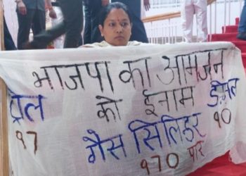 विधानसभा सत्र : जानिए क्यों सदन की सीढ़ियों पर धरने पर बैठी अनुपमा रावत