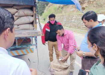 ब्रेकिंग उत्तरकाशी: खबर का असर! सड़े-गले चावल को लेकर प्रशासन ने लिया संज्ञान।