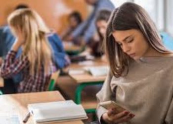 बड़ी खबर: डीएम के सख्त आदेश। स्कूल में शिक्षक नहीं चला पाएंगे मोबाइल।