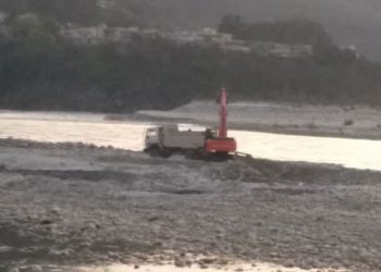 श्रीनगर अलकनंदा नदी में हो रहा अवैध, खनन।