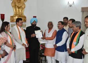 धामी  के नेतृत्व में हो मंत्रिमंडल का गठन मदन कौशिक ने राज्यपाल को सौंपा पत्र।