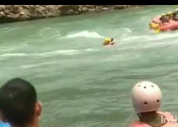 बड़ी खबर: भारतीय सेना की राफ्टिंग टीम के एक सदस्य ने बचाई  महिला पर्यटको की जान