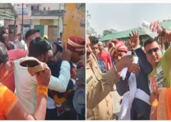 बड़ी खबर:  पति को तीसरी शादी पड़ी भारी दूसरी पत्नी ने भरे बारात में चप्पलों से पीटा।