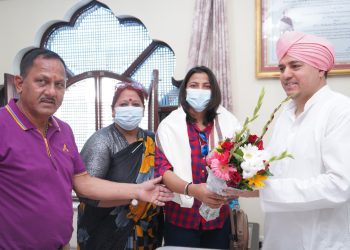 श्री दरबार साहिब में श्री महंत देवेन्द्र दास जी महाराज से आशीर्वाद प्राप्त करती स्नेह राणा।