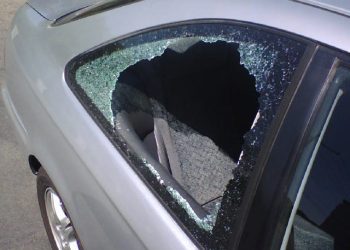 बड़ी खबर: दिनदहाड़े कार का शीशा तोड़कर पांच लाख उड़ा ले गए चोर।