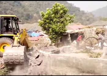 सियासत : बेघर हुआ पूरा गांव। नेताओं ने सेकी सिर्फ राजनीतिक रोटीयां