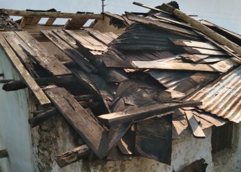 बड़ी खबर:  तुफानी मंजर के जख्म लगे दिखनें, दूरदराज।क्षेत्र में कई मकानों की छतें उड़ी।