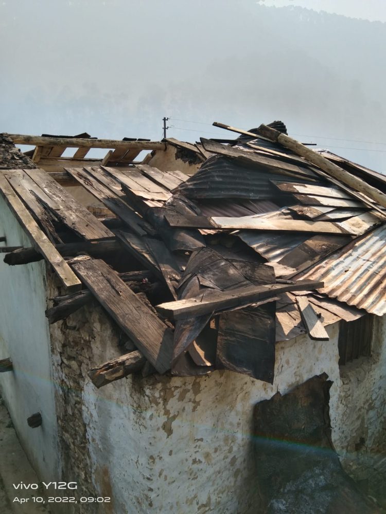बड़ी खबर: तुफानी मंजर के जख्म लगे दिखनें, दूरदराज।क्षेत्र में कई मकानों की छतें उड़ी।