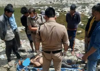 हादसा: धुमाकोट के लुंठिया नाला गांव के पास खाई में गिरी श्रद्धालुओं की कार।