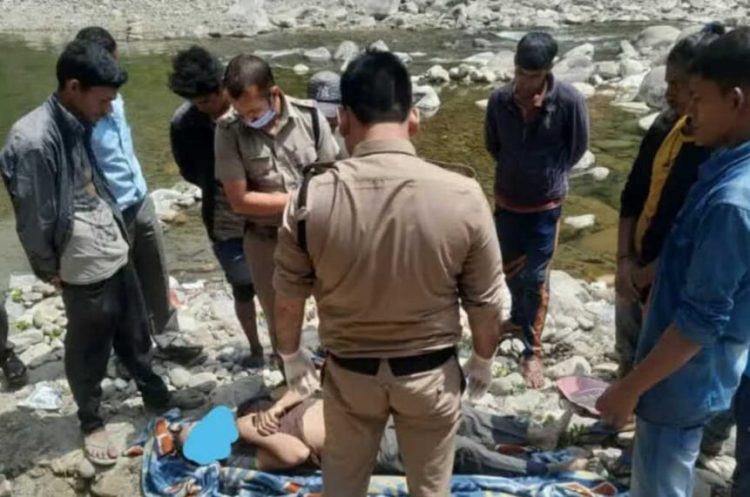 हादसा: धुमाकोट के लुंठिया नाला गांव के पास खाई में गिरी श्रद्धालुओं की कार।