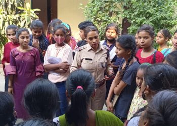 बड़ी खबर: अपराधों की जानकारी को लेकर सुचेतना संस्था ने बालिकाओं को कराया कोतवाली का भ्रमण।