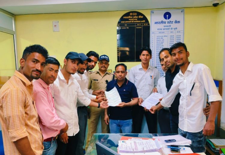 बड़ी खबर: आधार कार्ड बनवाने के नाम पर वसूली करने का आरोप।