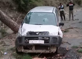 बड़ी खबर: पुरोला मोटर मार्ग पर तूफान से गिरे पेड़ की चपेट में वाहन क्षतिग्रस्त।कार में सवार तीन लोग घायल
