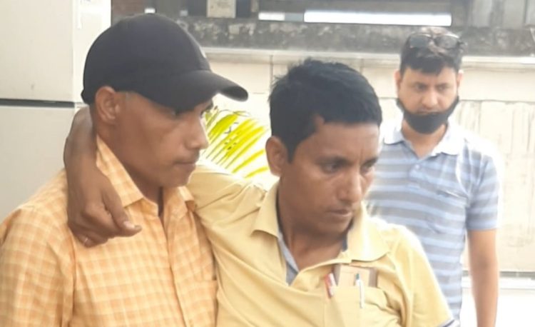 बिग ब्रेकिंग: कर्मचारियों ने बोला स्वास्थ्य प्राधिकरण में धावा