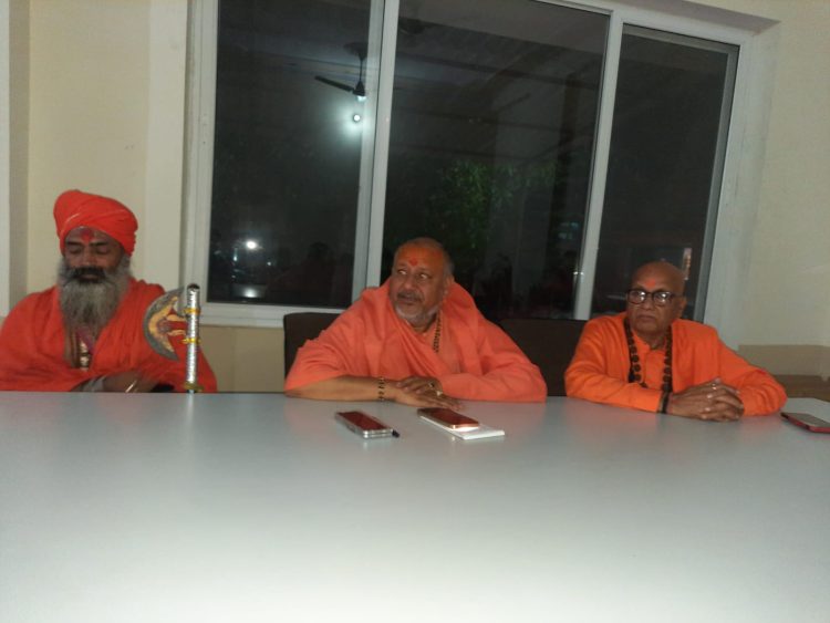 हनुमान जन्मोत्सव शोभायात्रा में पथराव की घटना पर यतिस्वरानंद ने पुलिस पर माफियाओं से मिलीभगत का लगाया आरोप।