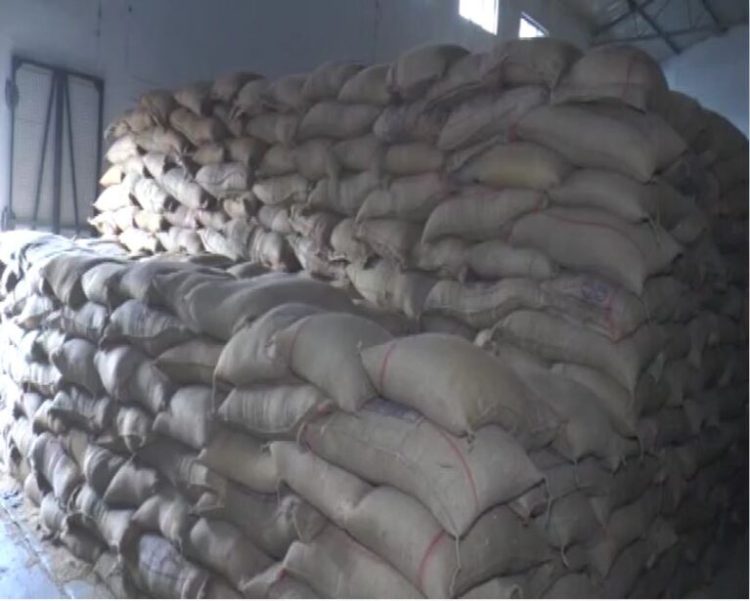 बड़ी खबर: गुपचुप तरीके से बेच रहा था सरकारी राशन रंगे हाथों पकड़ा गया दुकानदार।