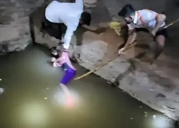 शर्मनाक: मां ने अपने 6 बच्चो को कुएं में फेका। बैठकर देखती रही बच्चो की मौत