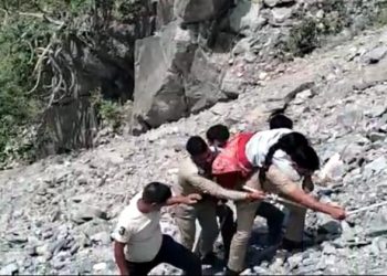 बिग ब्रेकिंग:  घायल महिला को पुलिस कर्मी ने गहरी खाई से पीठ पर लादकर किया रेस्क्यू