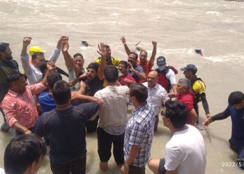 बड़ी खबर: बिना पंजीकरण के यात्रियों को लौटाने पर जल समाधि लेने पहुंचे कारोबारी