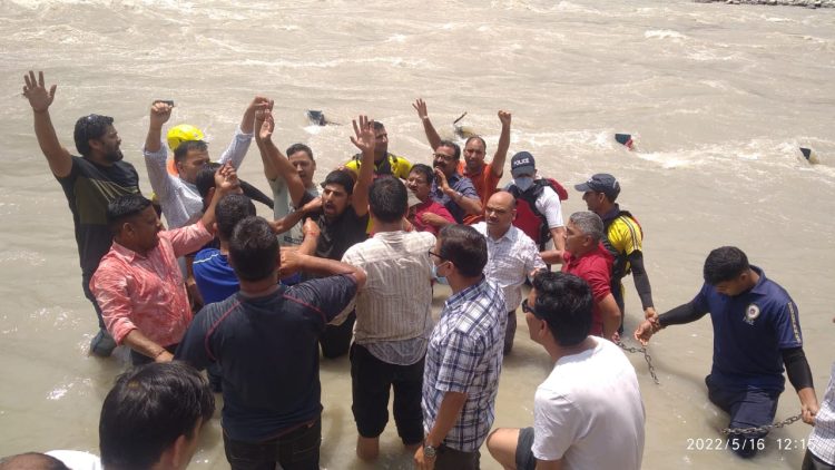 बड़ी खबर: बिना पंजीकरण के यात्रियों को लौटाने पर जल समाधि लेने पहुंचे कारोबारी