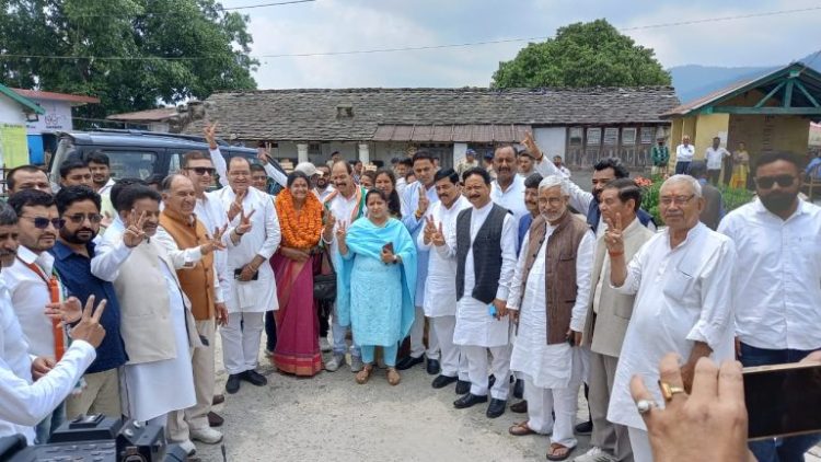 बड़ी खबर: निर्मला गहतोड़ी ने किया नामांकन,नही पहुंचे हरीश,प्रीतम