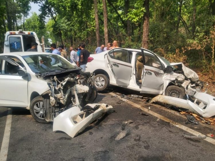 बड़ी खबर: देहरादून के थानो रोड मे दो गाड़ियों की आपस मे भिड़ंत। 6 घायल