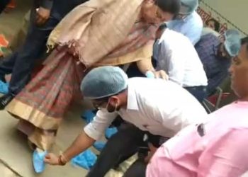 वायरल वीडियो : पूर्व राज्यपाल ने स्टाफ से उतरवाए शू-कवर