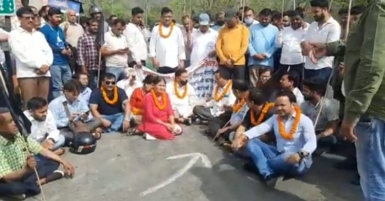 बड़ी खबर: पूर्व कैबिनेट मंत्री अपने समर्थकों के साथ धरने पर बैठे