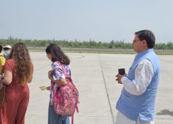 लोगों को खूब भाया धामी का सादगी भरा अंदाज।  लाइन में लगे सीएम