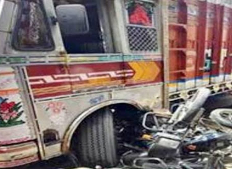 हादसा: तेज रफ्तार मे ट्रक और बाइक की भिड़ंत। युवक की मौत मचा हड़कंप