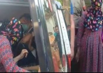 शर्मनाक: सड़क पर खड़े होकर अश्लील इशारे व हरकतें करने वाली चार युवतियां गिरफ्तार