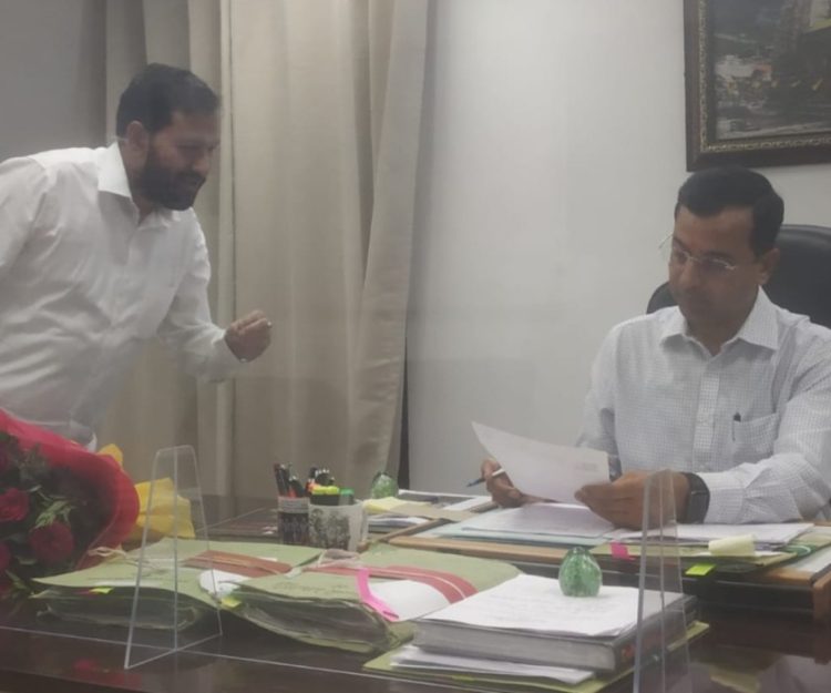 बेकिंग: आयुर्वेद छात्रों व इंटर्न डाक्टरों की मांगों को लेकर सचिव से मिला यूकेडी। सौंपा ज्ञापन