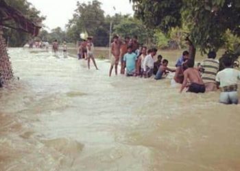 बिग ब्रेकिंग: अचानक बारिश से बढ़ा नदी का जलस्तर बीच टापू में फसे मजदूर, हुआ रेस्क्यू