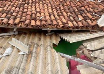 बड़ी खबर : उत्तरकाशी जिले के नौगांव मे तूफान से उडी़ मकान की छत