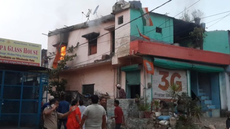 बड़ी खबर: मसूरी रोड पर घर मे लगी आग। मचा हड़कंप