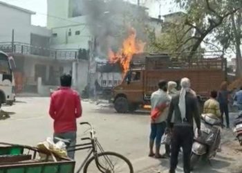 बड़ी खबर: खडे ट्रक मे लगी आग मची हड़कंप