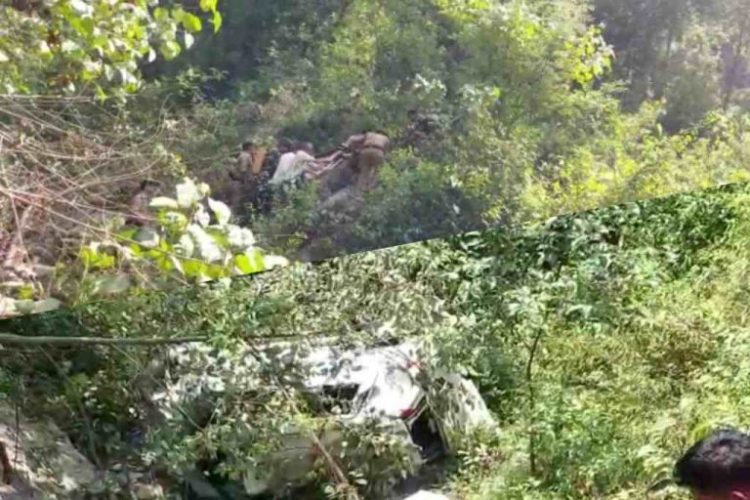 दर्दनाक हादसा:  गहरी खाई में गिरी कार 4 महिलाओं की मौत