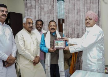 केबिनेट मंत्री भारत सरकार डॉ जितेन्द्र सिंह ने श्री दरबार साहिब में टेका मत्था