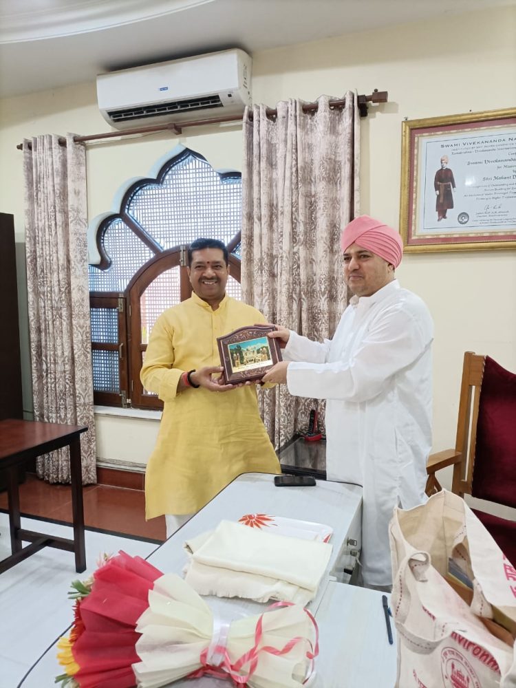 भाजपा उत्तराखण्ड के महामंत्री संगठन अजय कुमार ने श्री दरबार साहिब में टेका मत्था