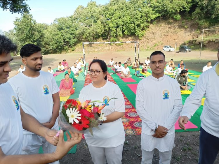 योग हमारी दिनचर्या में सम्मिलित होना चाहिए,स्वास्थ्य के लिए जरूरी भी है।मीना खाती