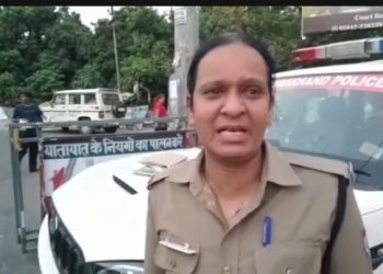 एक्सक्लूसिव वीडियो : थाना अध्यक्ष पर उत्पीड़न का आरोप लगाकर महिला कांस्टेबल ने रो-रो कर किया बुरा हाल