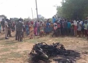 रेप के आरोपियों को ग्रामीणों ने पीटकर जिंदा जलाया