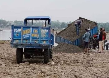 बड़ी खबर: यहाँ हुई अवैध खनन पर बड़ी कार्यवाई। दो डम्पर सीज