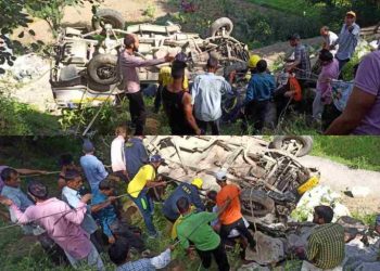 हादसा: गहरी खाई में गिरा वाहन दुर्घटनाग्रस्त 1 की मौत 3 गम्भीर रूप से घायल