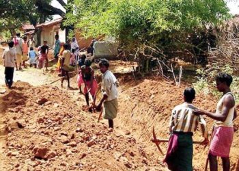 बड़ी खबर: मनरेगा में काम करने गई महिलाएं। मिट्टी में दबकर एक की मौत