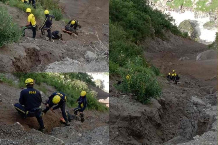 दुखद:- अलकनंदा नदी में गिरा वाहन। तीन की मौत