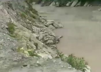 हादसा : पहाड़ से गिरा बोल्डर,दो युवक नदी में गिरे।एक की मौत एक गम्भीर रूप से घायल