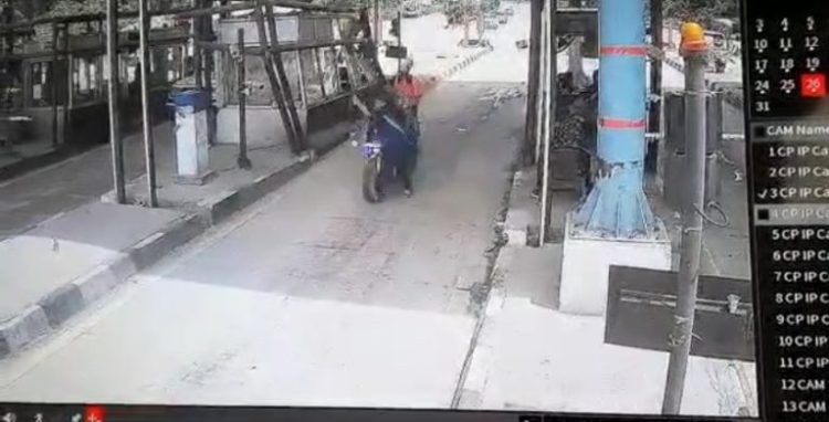 हादसा: डोईवाला टोल प्लाजा पर तेज रफ्तार बाइक सवार ने महिला को मारी टक्कर। देखे वीडियो